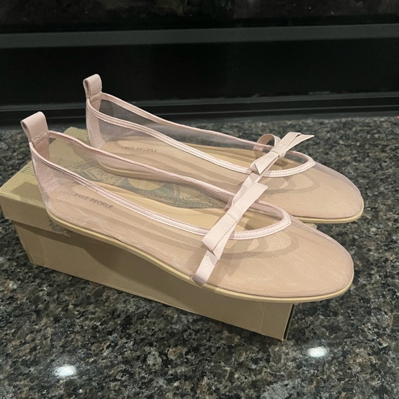 Mesh Mania Bow Flats labeled size 10 but runs big SEE MEASUREMENTS - Picture 8 of 16